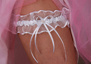 Невеста одевает подвязку перед выкупом 2010